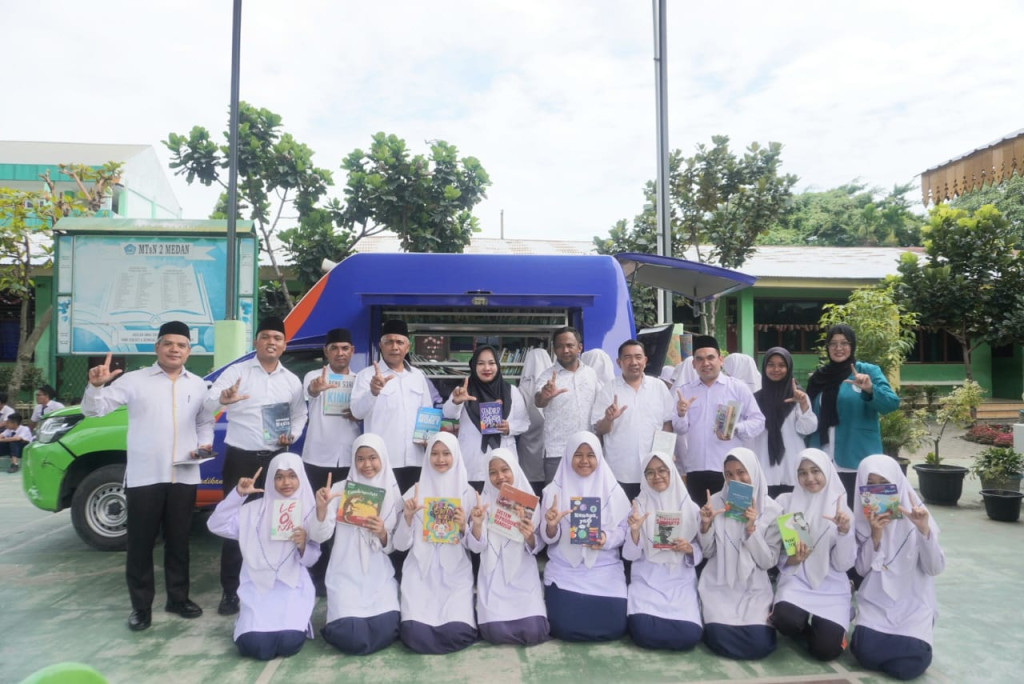 Perpustakaan Keliling Kota Medan Kunjungi MTsN 2 Medan : Siswa Antusias Menyambut