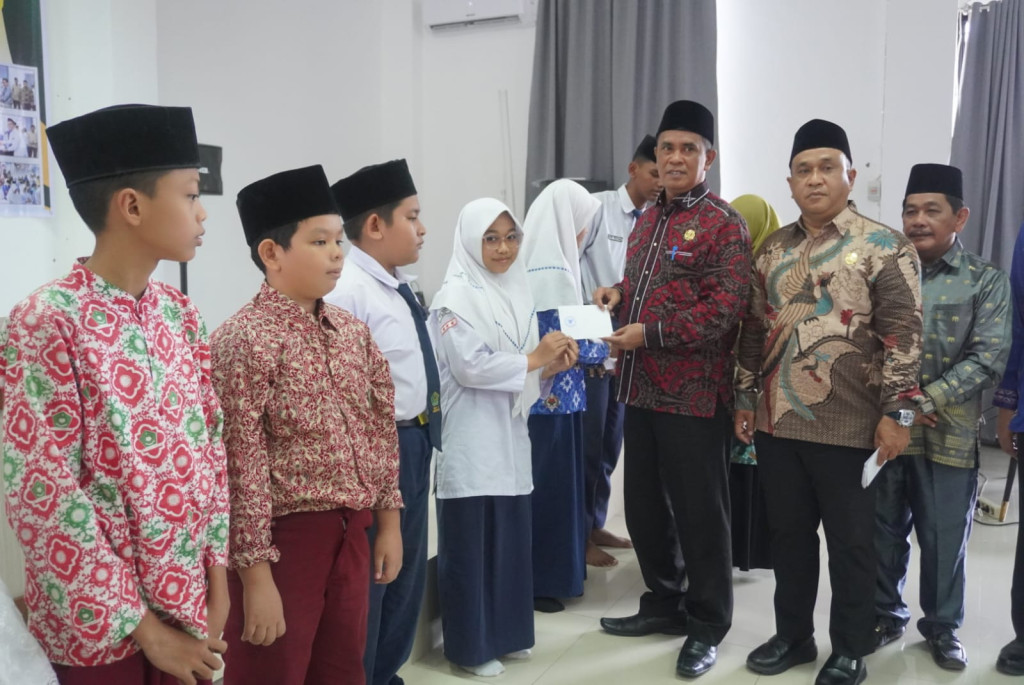 17 Siswa MTsN 2 Medan Terima Beasiswa UPZ Kemenag Kota Medan