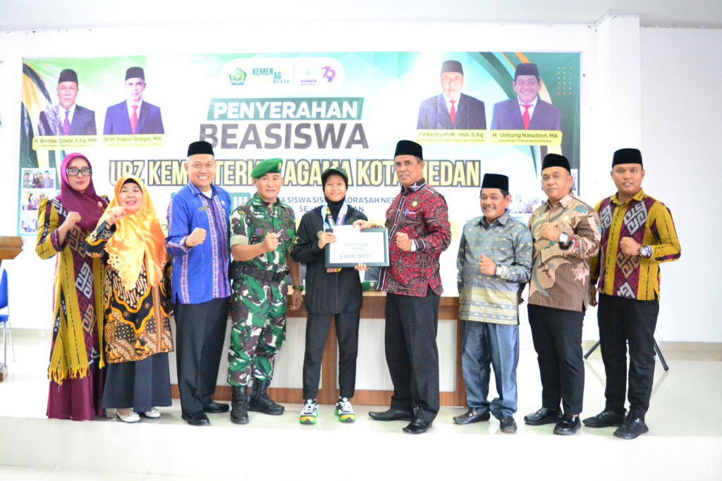 Siswi MTsN 2 Medan Terima Penghargaan Spesial dari Kepala Kantor Kementerian Agama Kota Medan