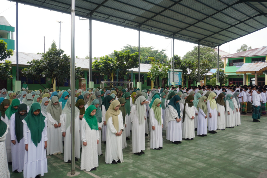 Suasana Gerimis Warnai Apel Hari Santri di MTsN 2 Medan 