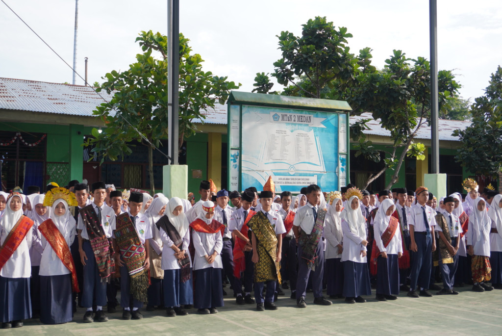 MTsN 2 Medan Rayakan Sumpah Pemuda, Siswa Kenakan Aksesoris Etnis