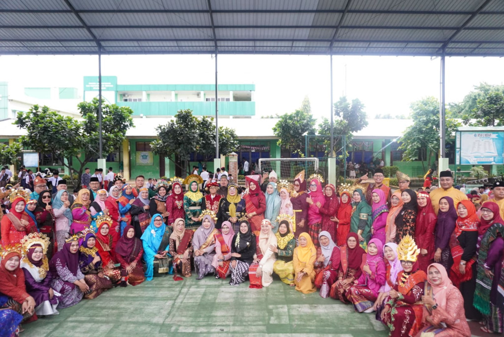 MTsN 2 Medan Gelar Upacara Hari Guru Nasional dengan Khidmat