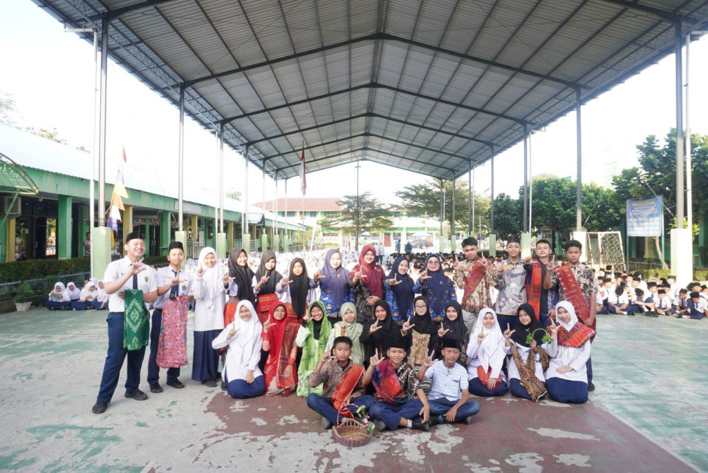 MTsN 2 Medan Gelar Literasi Budaya Suku Karo dalam Kegiatan Gerbaning