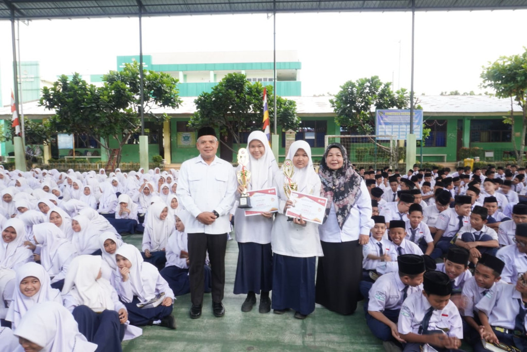 Dua Siswi MTsN 2 Medan Raih Juara Try Out TKA 