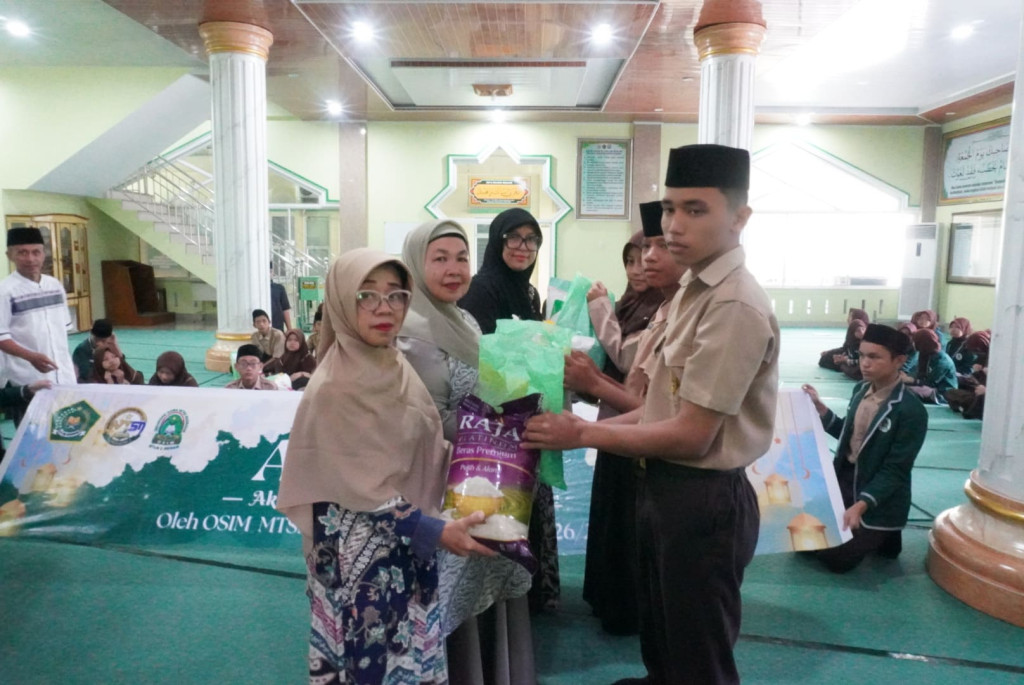 MTsN 2 Medan Salurkan Bantuan untuk Sesama