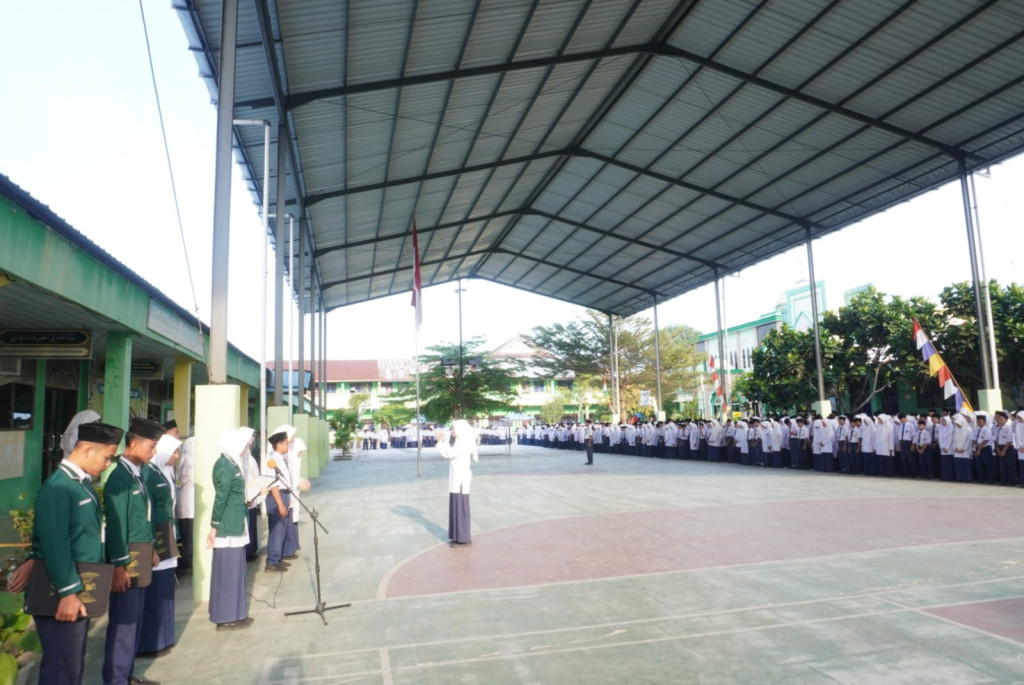 MTsN 2 Medan Awali Masuk Sekolah dengan Upacara dan Halal Bihalal