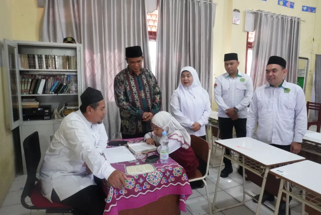 Tes Baca Al-Qur’an PMBM MTsN 2 Medan Dimonitor Kakan Kemenag Kota Medan