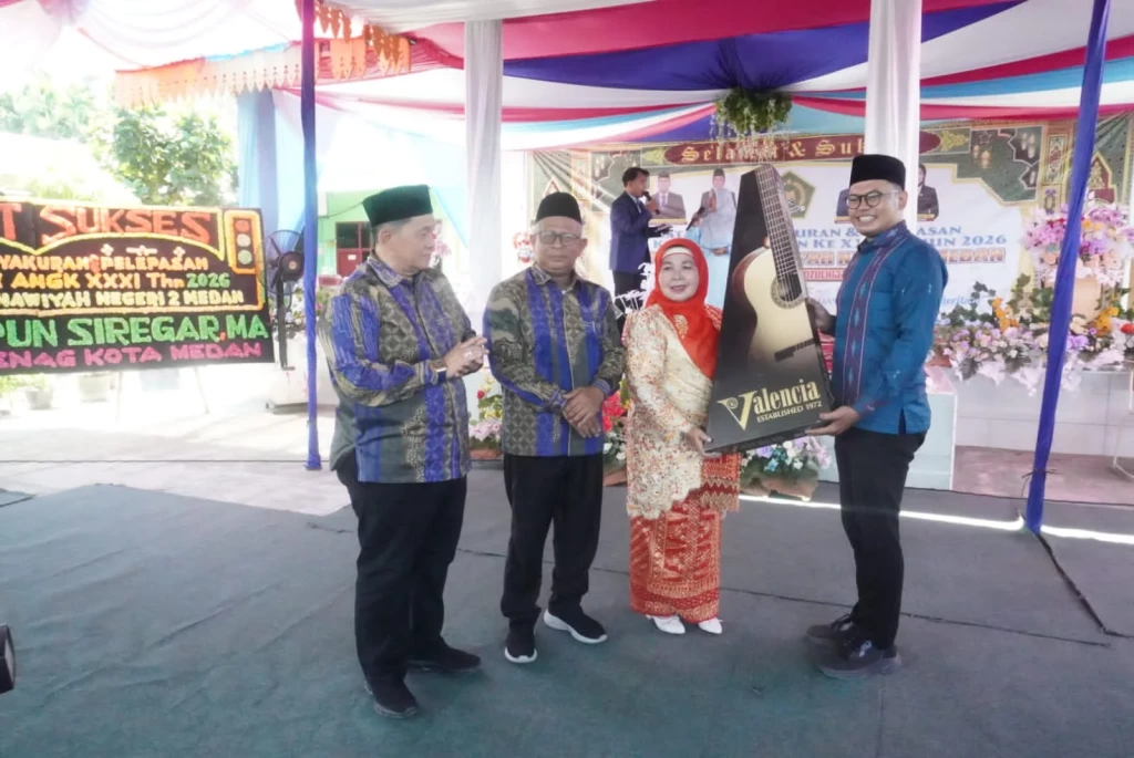 Sir Nata Hibahkan 25 Gitar untuk MTsN 2 Medan