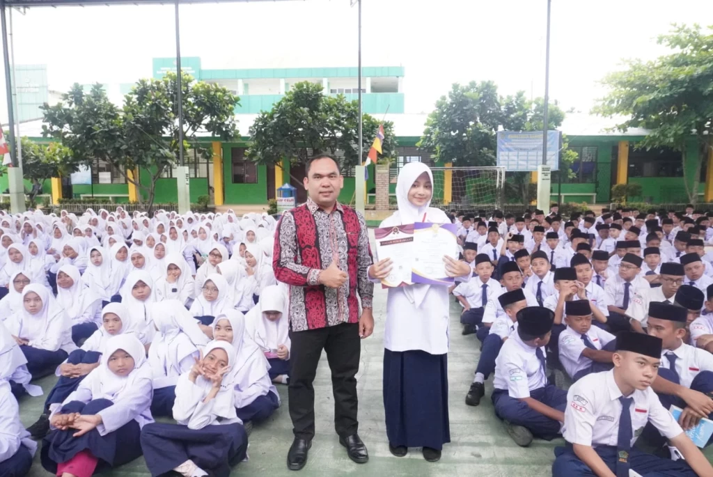 Siswi MTsN 2 Medan Raih Dua Gold Medalist Olimpiade Bahasa Inggris Nasional