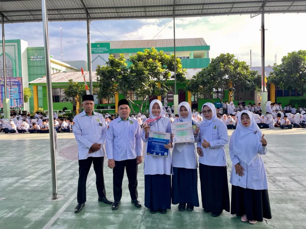 Prestasi Gemilang Dua Siswi Harumkan Nama MTsN 2 Medan