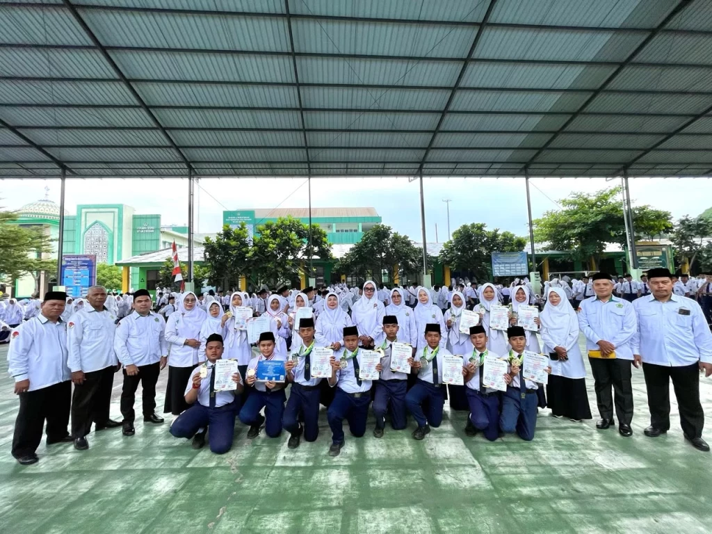 Deretan Prestasi Gemilang Siswa Warnai Upacara MTsN 2 Medan